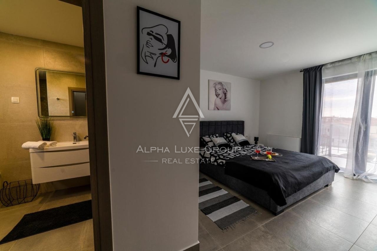 ALPHA LUXE GROUP vende, vicino a POREČ, VILLA DI LUSSO CON PISCINA, VISTA MARE.