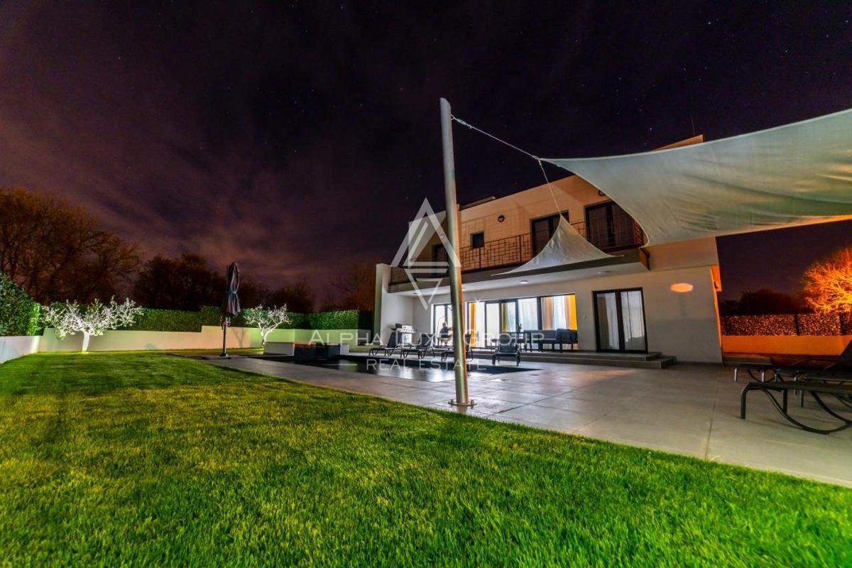 ALPHA LUXE GROUP vende, vicino a POREČ, VILLA DI LUSSO CON PISCINA, VISTA MARE.
