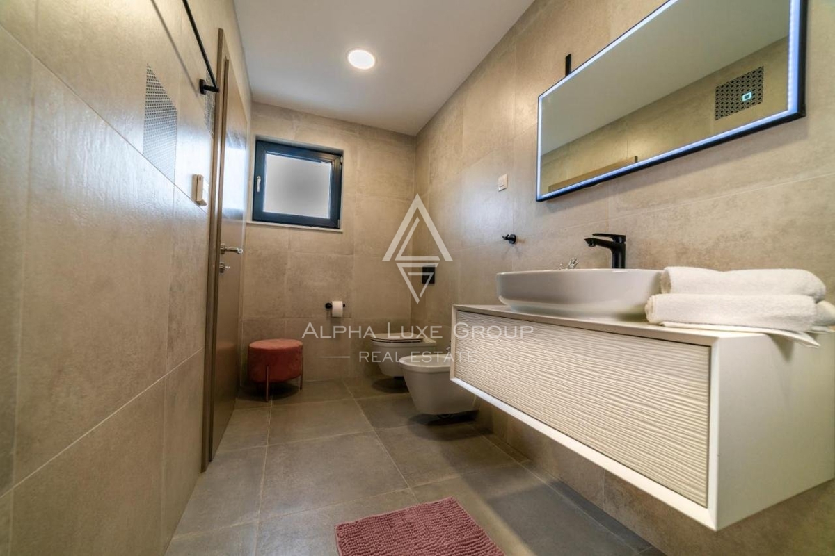 ALPHA LUXE GROUP vende, vicino a POREČ, VILLA DI LUSSO CON PISCINA, VISTA MARE.