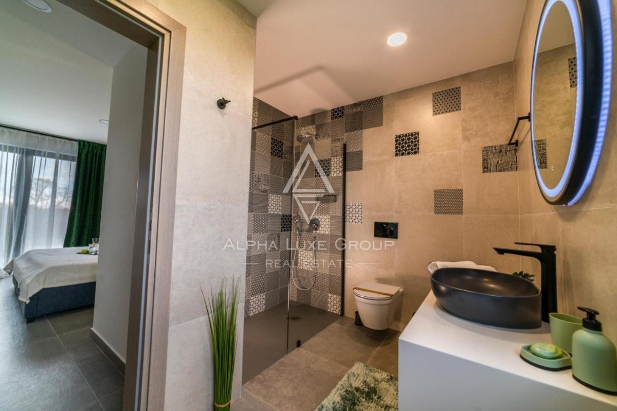 ALPHA LUXE GROUP vende, vicino a POREČ, VILLA DI LUSSO CON PISCINA, VISTA MARE.