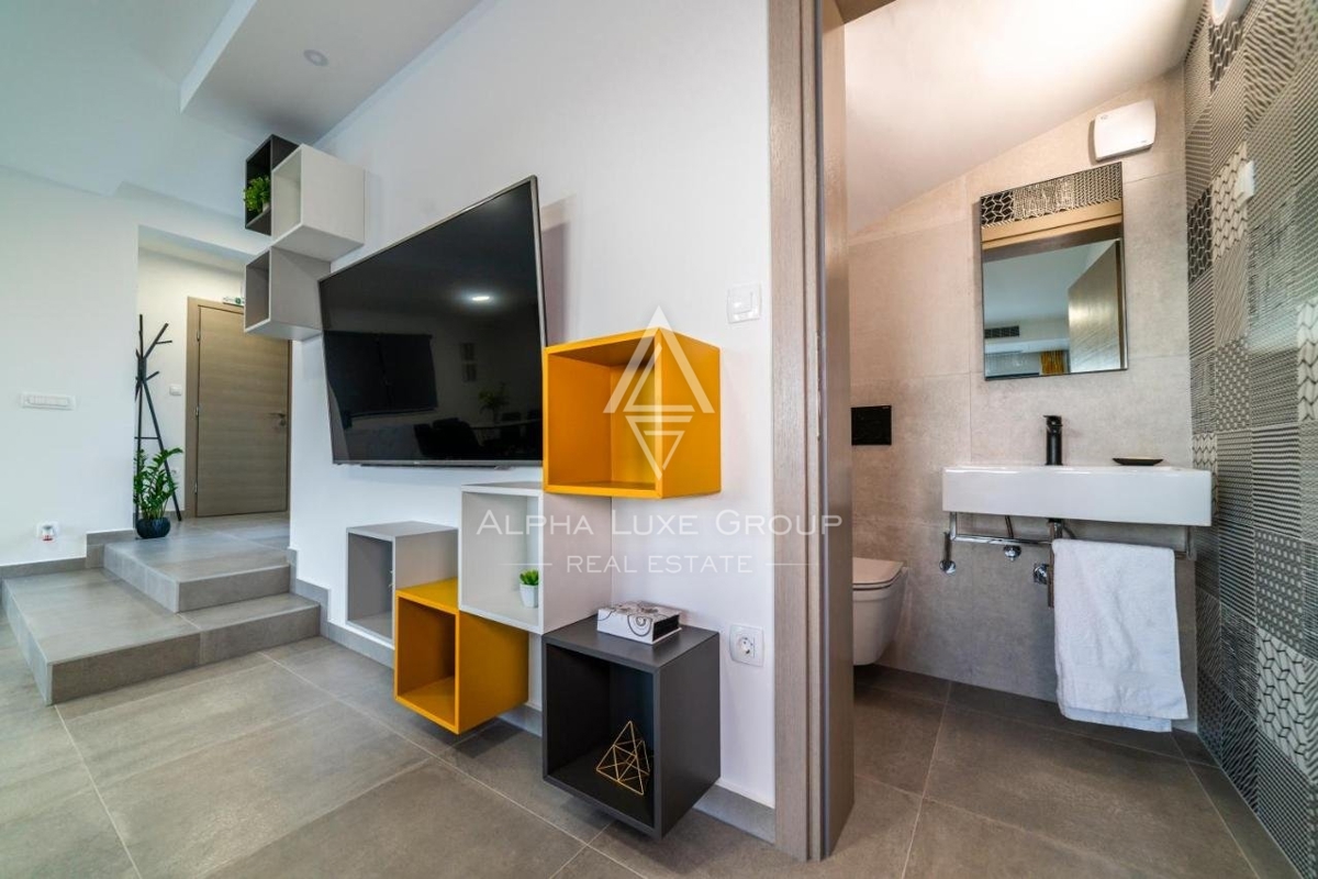 ALPHA LUXE GROUP vende, vicino a POREČ, VILLA DI LUSSO CON PISCINA, VISTA MARE.