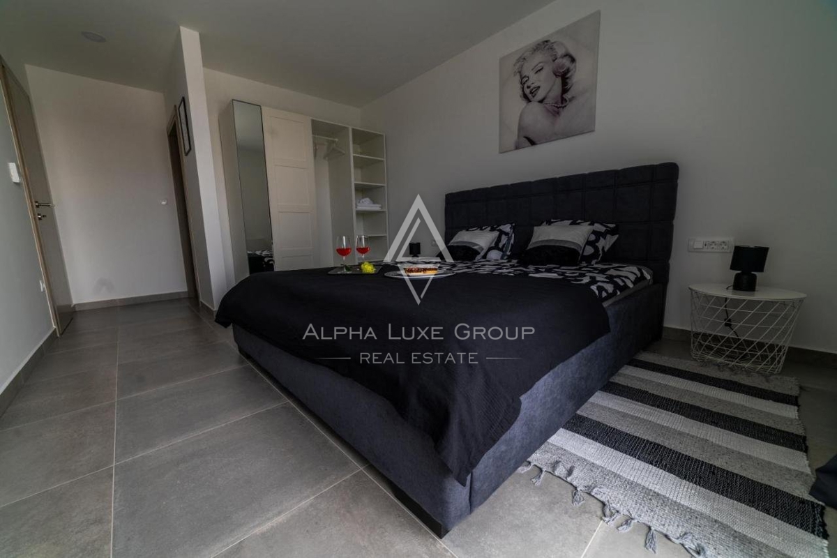 ALPHA LUXE GROUP vende, vicino a POREČ, VILLA DI LUSSO CON PISCINA, VISTA MARE.
