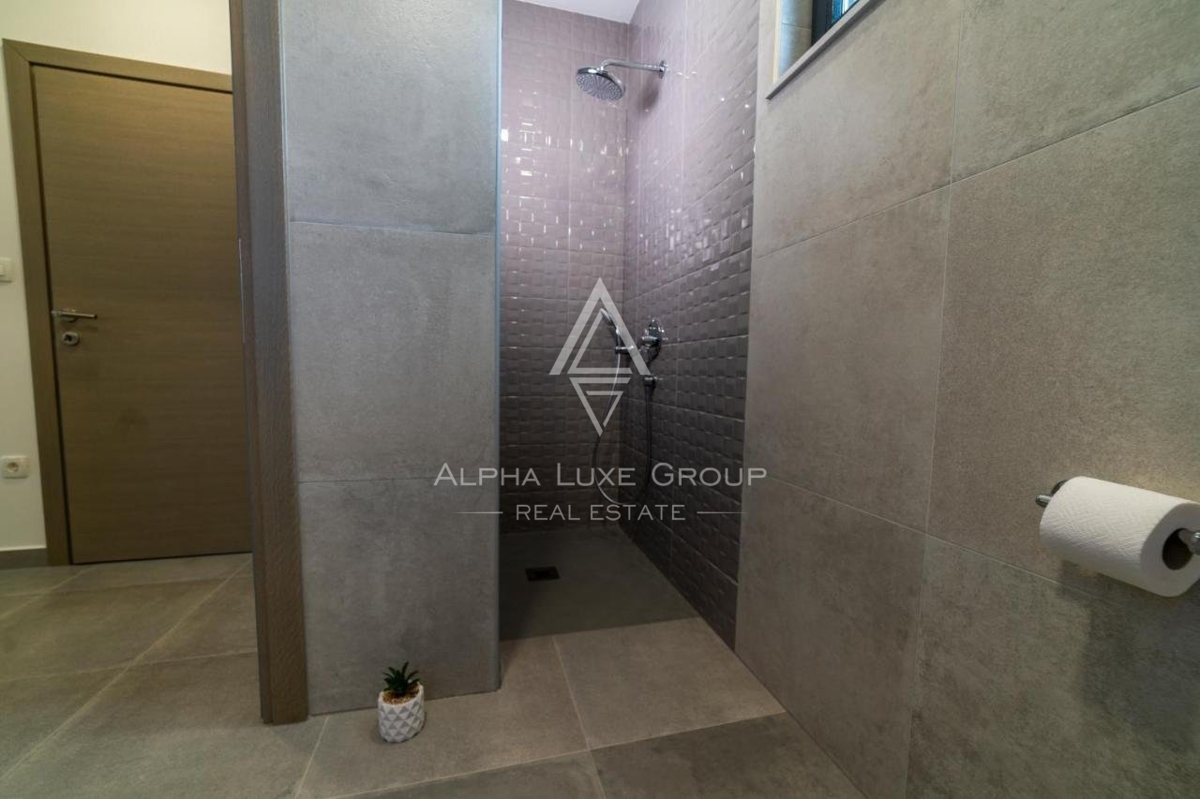 ALPHA LUXE GROUP vende, vicino a POREČ, VILLA DI LUSSO CON PISCINA, VISTA MARE.