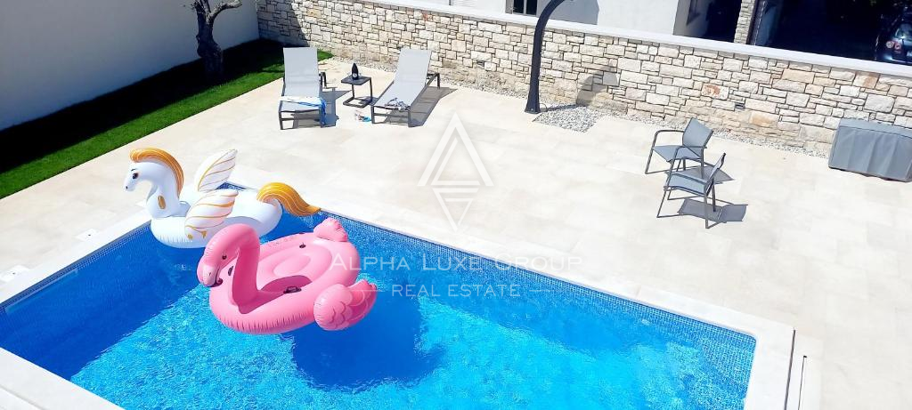 Umag, Istria: Casa moderna con piscina e vista mare