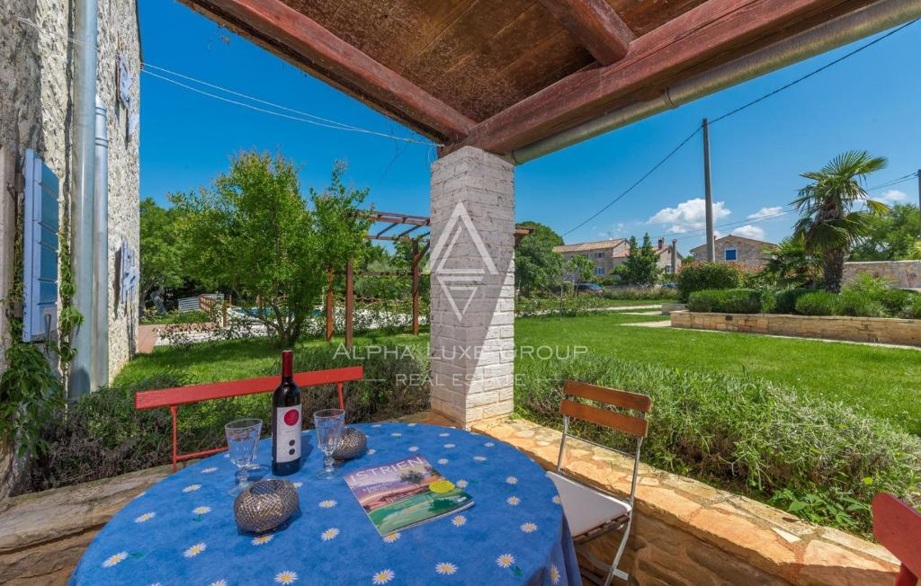 Poreč, Istria: Tenuta in pietra con piscina e dependance