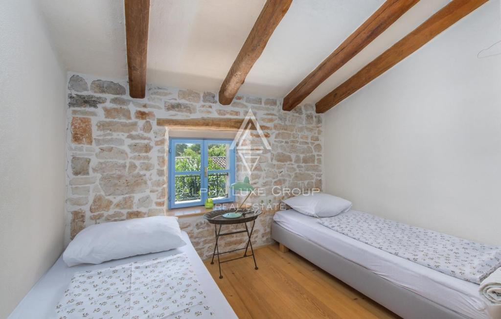 Poreč, Istria: Tenuta in pietra con piscina e dependance