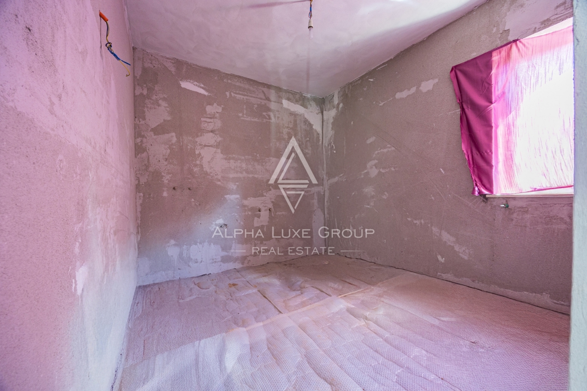 Umago, Istria: Ampia casa su 3 piani con 4 appart.