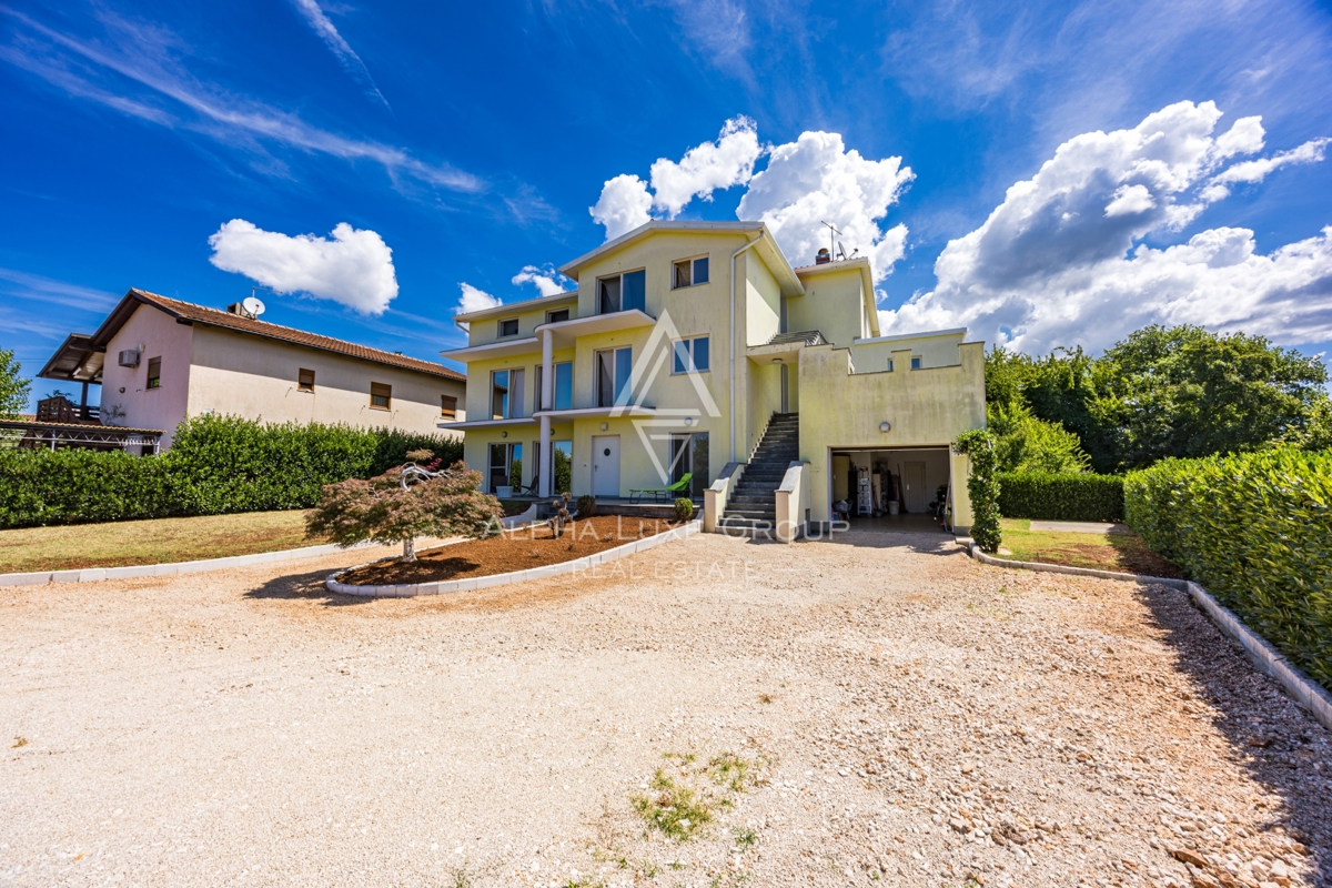 Umago, Istria: Ampia casa su 3 piani con 4 appart.