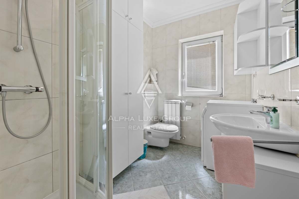 Umago, Istria: Ampia casa su 3 piani con 4 appart.