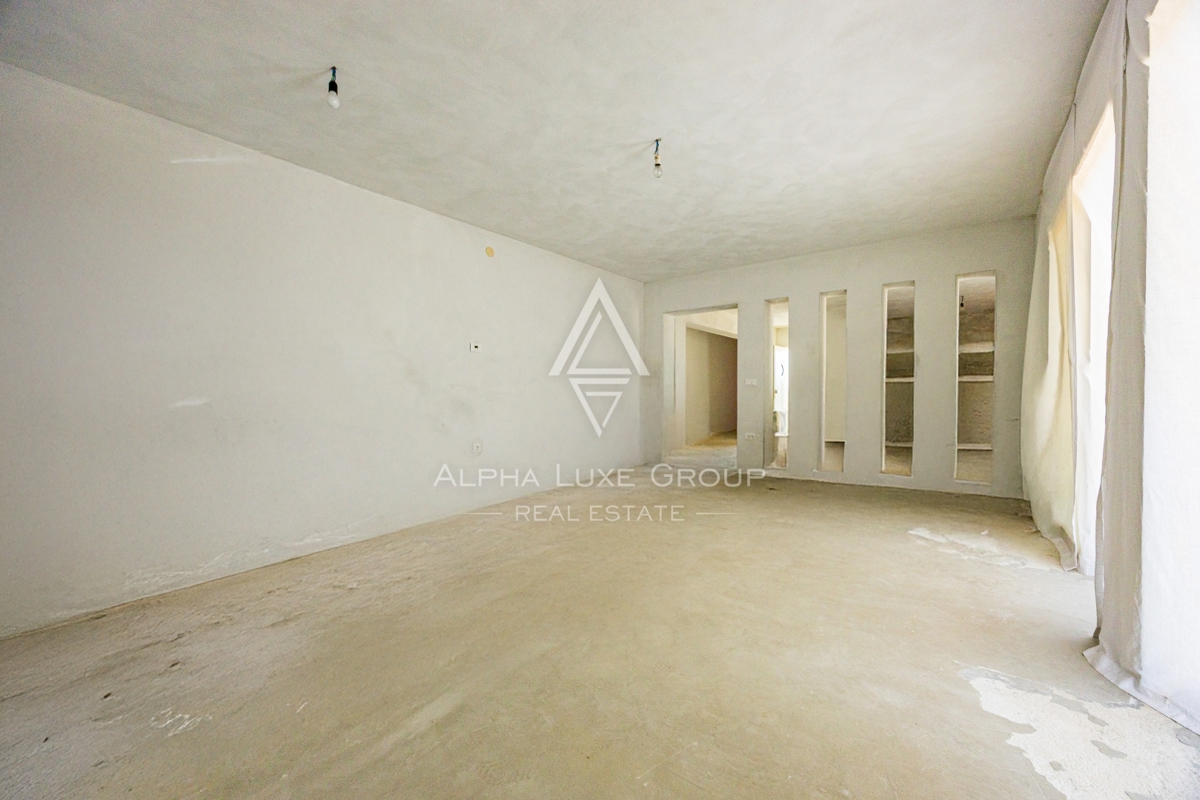 Umago, Istria: Ampia casa su 3 piani con 4 appart.