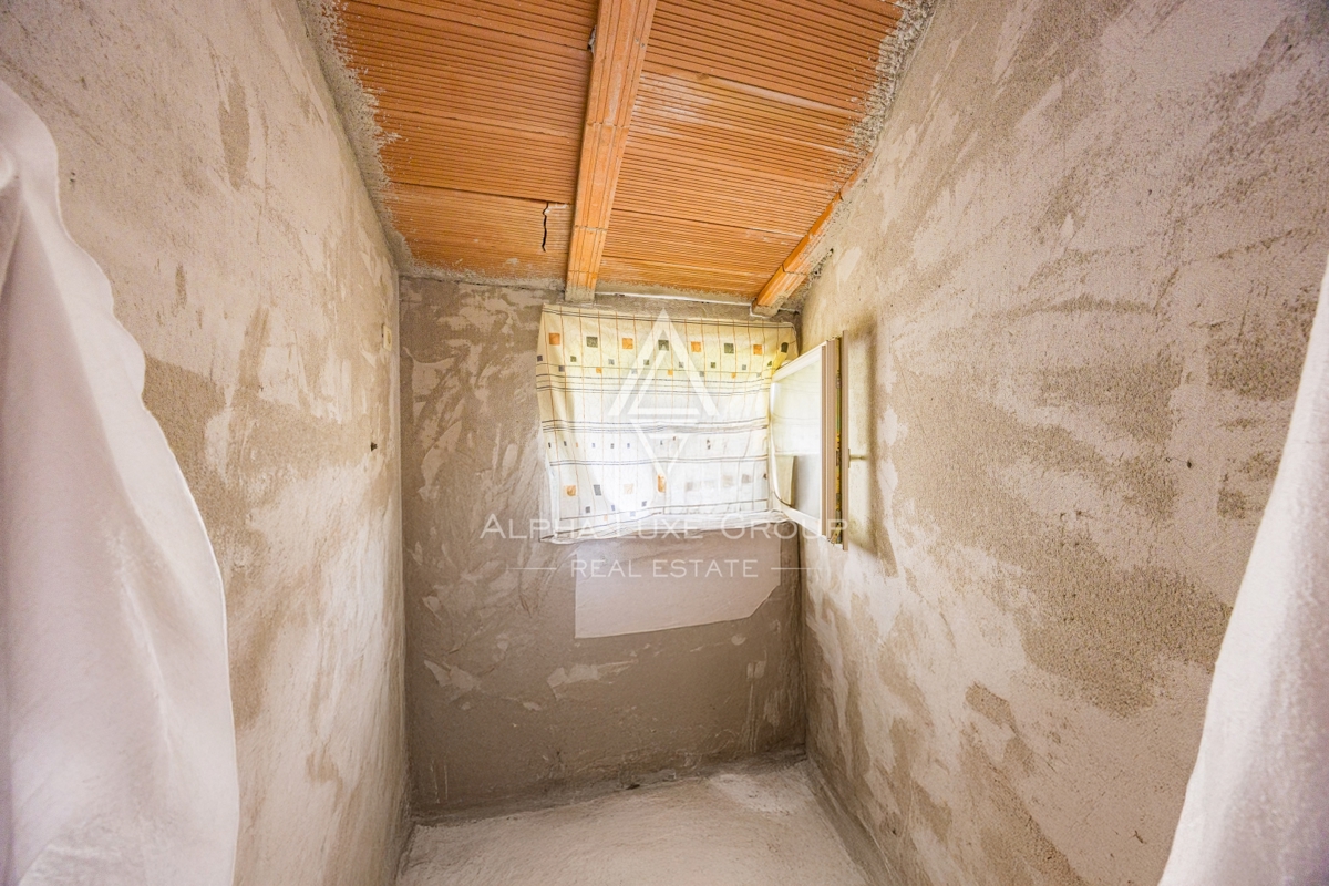 Umago, Istria: Ampia casa su 3 piani con 4 appart.