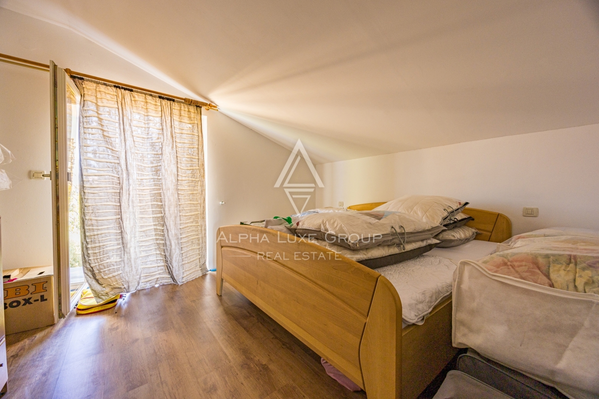 Umago, Istria: Ampia casa su 3 piani con 4 appart.