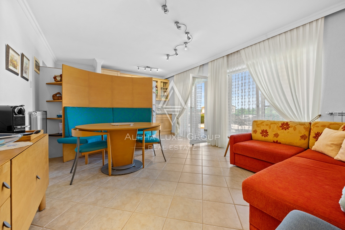 Umago, Istria: Ampia casa su 3 piani con 4 appart.