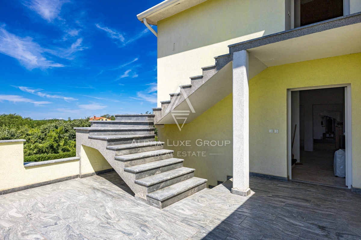 Umago, Istria: Ampia casa su 3 piani con 4 appart.