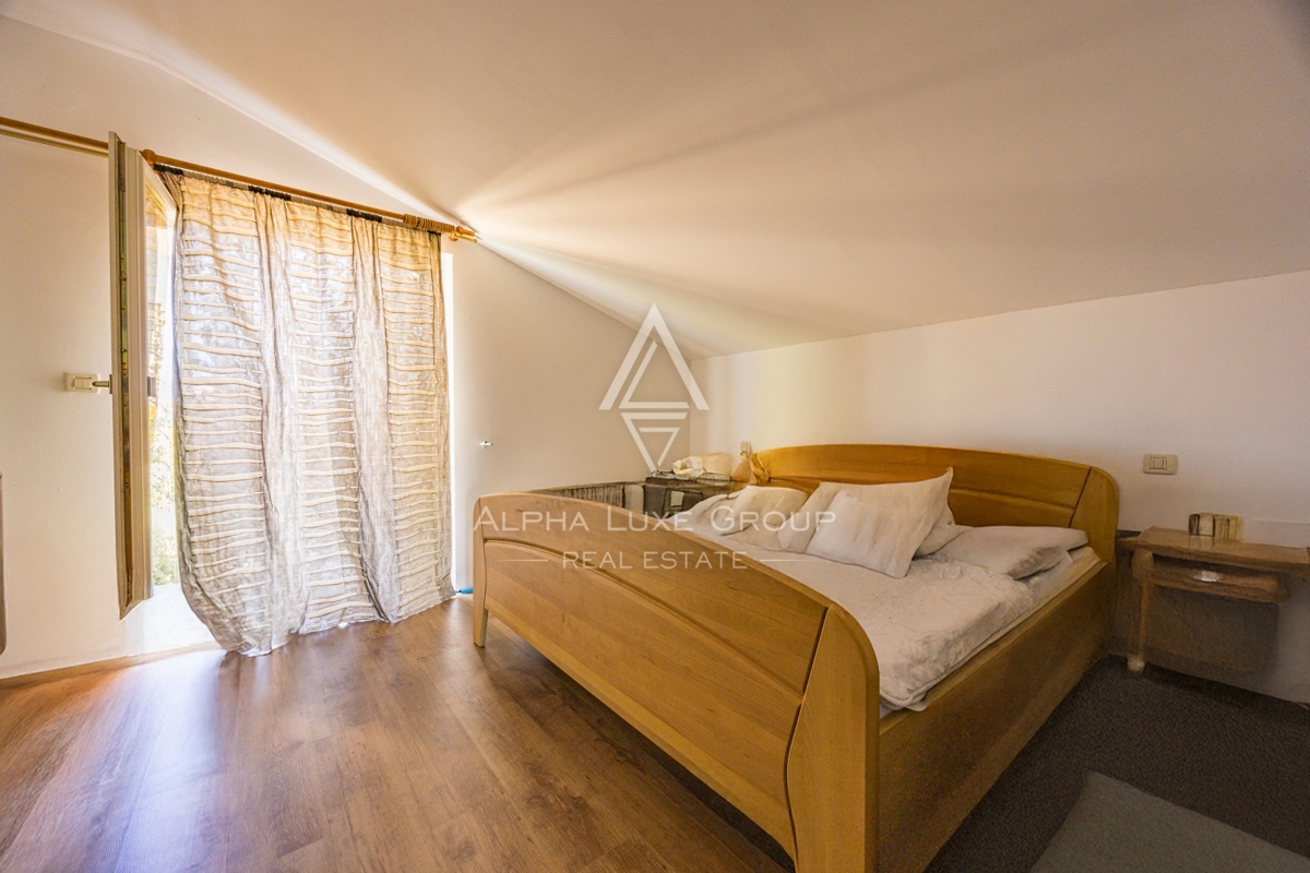 Umago, Istria: Ampia casa su 3 piani con 4 appart.