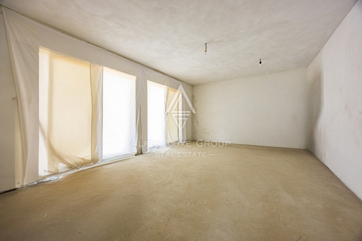 Umago, Istria: Ampia casa su 3 piani con 4 appart.