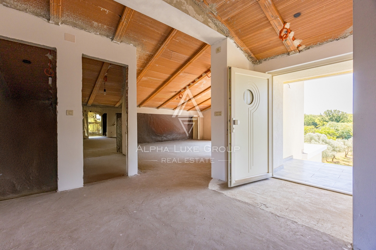 Umago, Istria: Ampia casa su 3 piani con 4 appart.