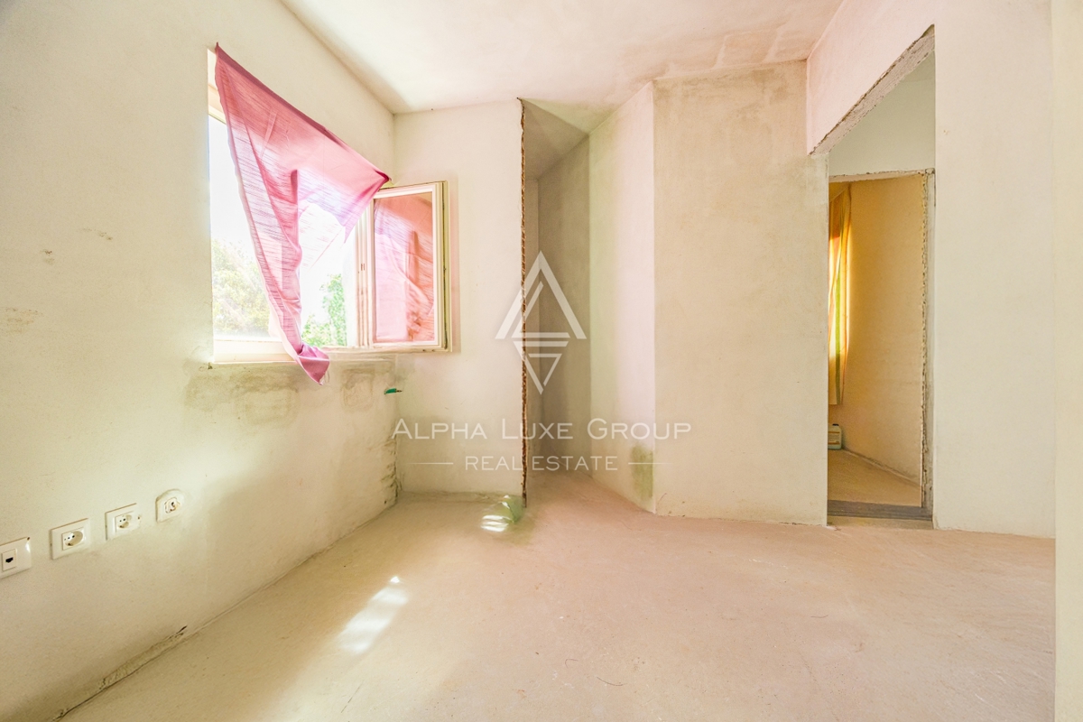 Umago, Istria: Ampia casa su 3 piani con 4 appart.