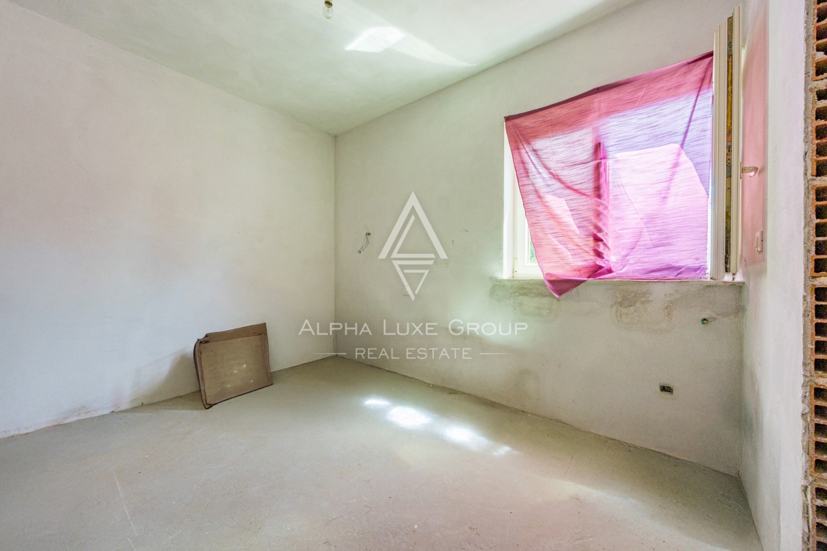 Umago, Istria: Ampia casa su 3 piani con 4 appart.