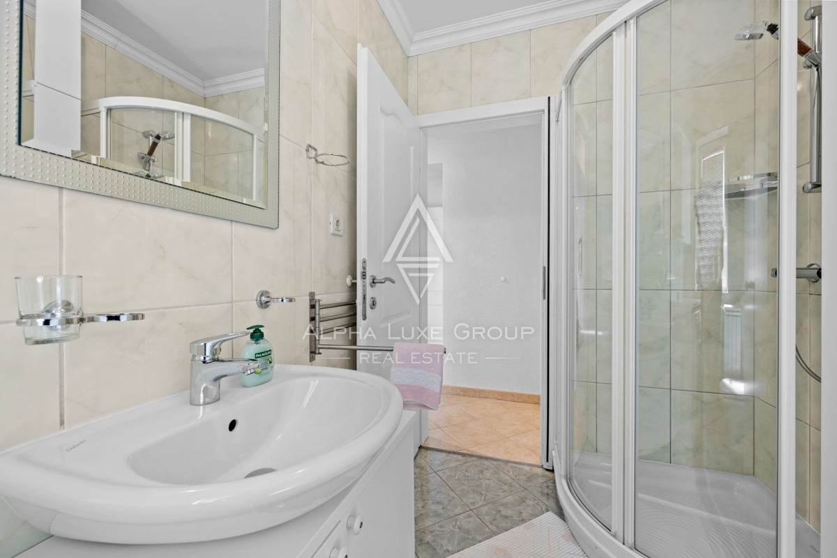 Umago, Istria: Ampia casa su 3 piani con 4 appart.