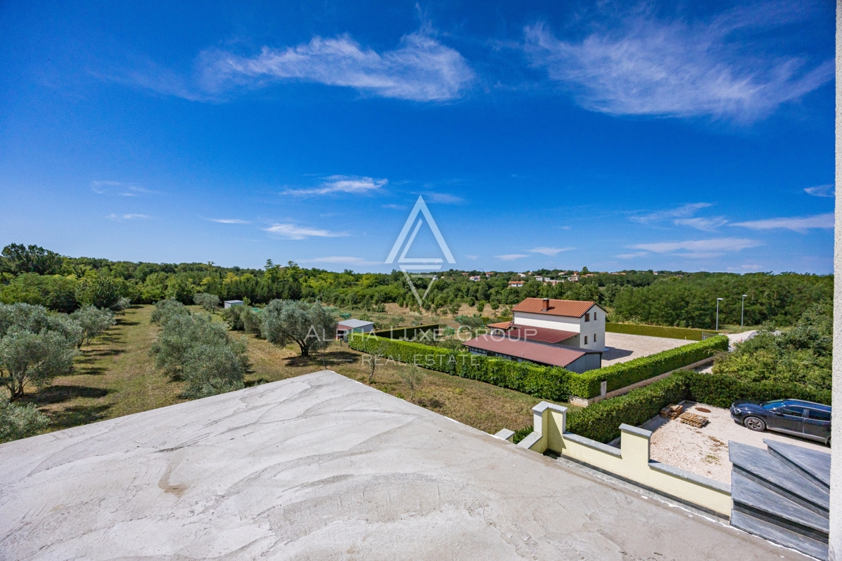 Umago, Istria: Ampia casa su 3 piani con 4 appart.