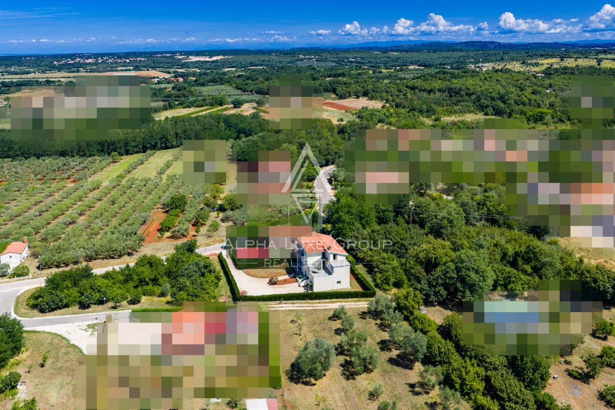 Umago, Istria: Ampia casa su 3 piani con 4 appart.