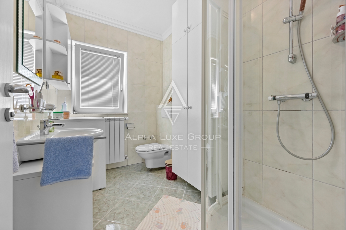 Umago, Istria: Ampia casa su 3 piani con 4 appart.