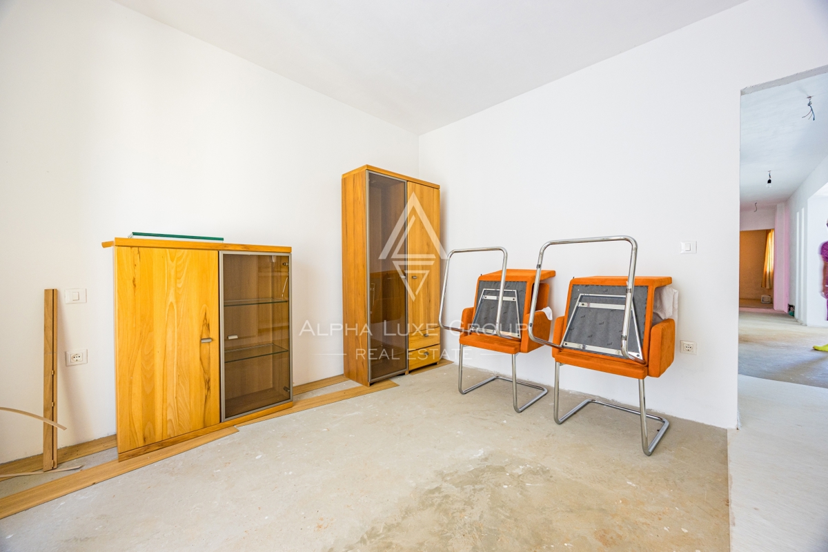 Umago, Istria: Ampia casa su 3 piani con 4 appart.