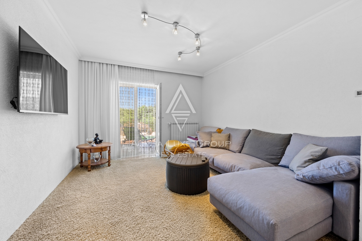 Umago, Istria: Ampia casa su 3 piani con 4 appart.