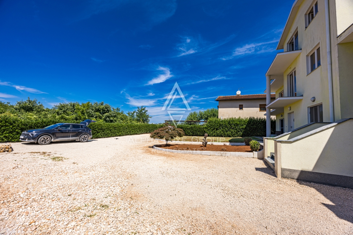 Umago, Istria: Ampia casa su 3 piani con 4 appart.