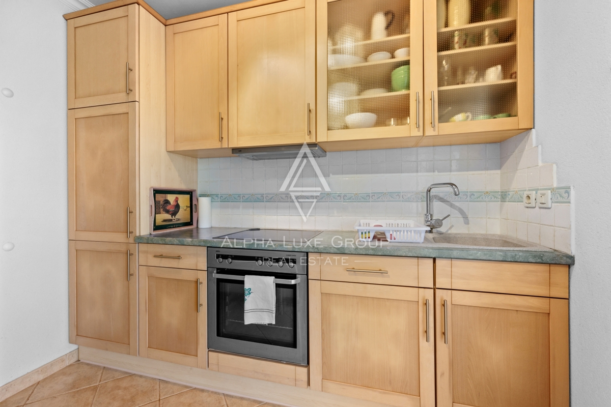 Umago, Istria: Ampia casa su 3 piani con 4 appart.