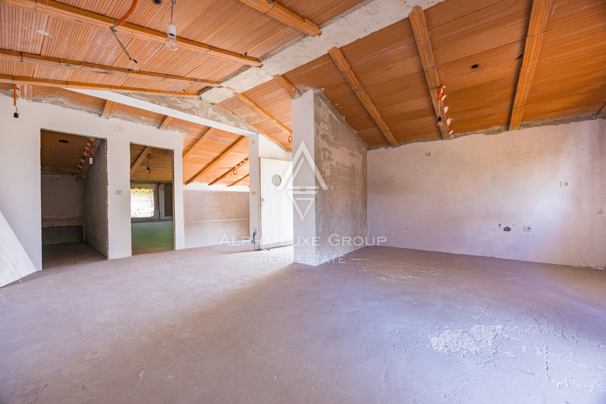 Umago, Istria: Ampia casa su 3 piani con 4 appart.