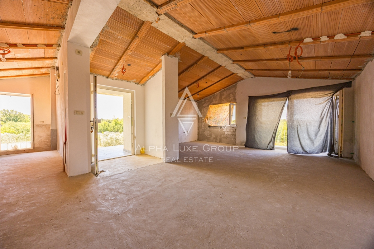 Umago, Istria: Ampia casa su 3 piani con 4 appart.