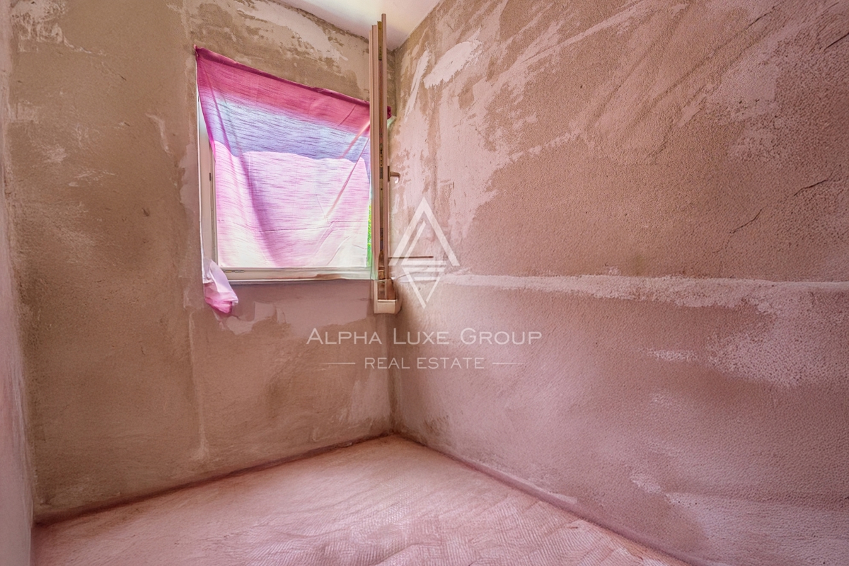 Umago, Istria: Ampia casa su 3 piani con 4 appart.