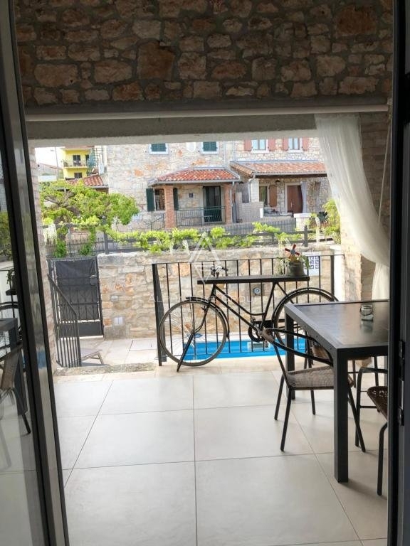 Istria, Poreč – Casa in pietra ristrutturata con piscina in vendita