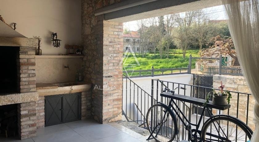 Istria, Poreč – Casa in pietra ristrutturata con piscina in vendita