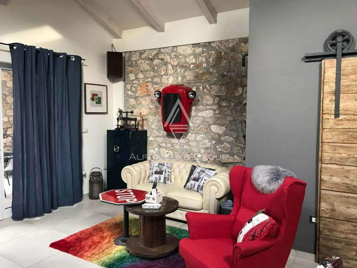 Istria, Poreč – Casa in pietra ristrutturata con piscina in vendita