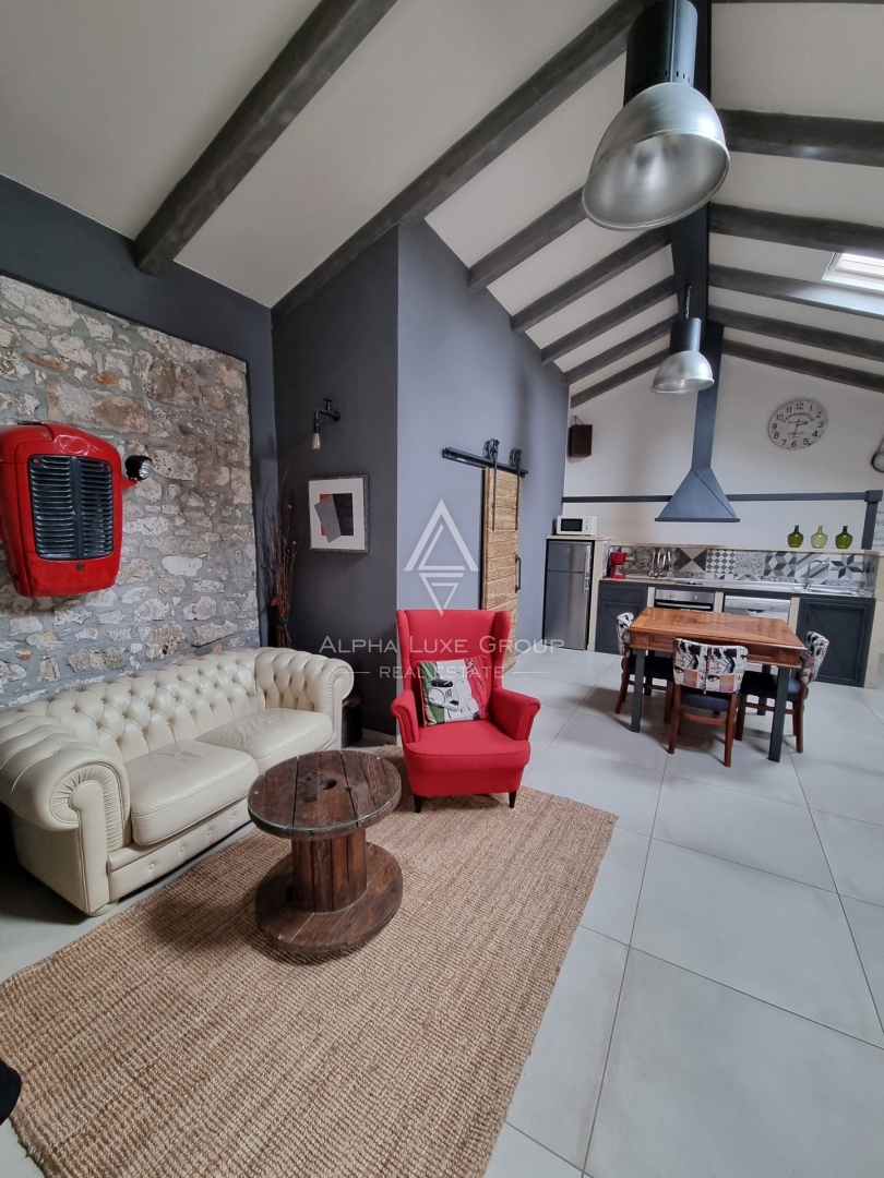 Istria, Poreč – Casa in pietra ristrutturata con piscina in vendita