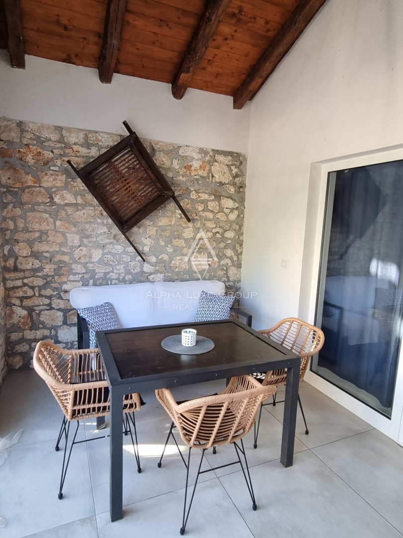 Istria, Poreč – Casa in pietra ristrutturata con piscina in vendita