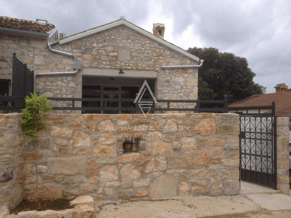 Istria, Poreč – Casa in pietra ristrutturata con piscina in vendita