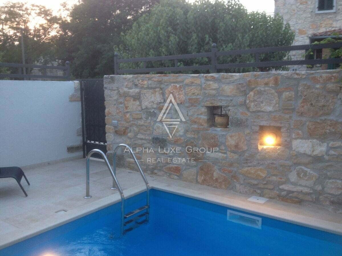 Istria, Poreč – Casa in pietra ristrutturata con piscina in vendita