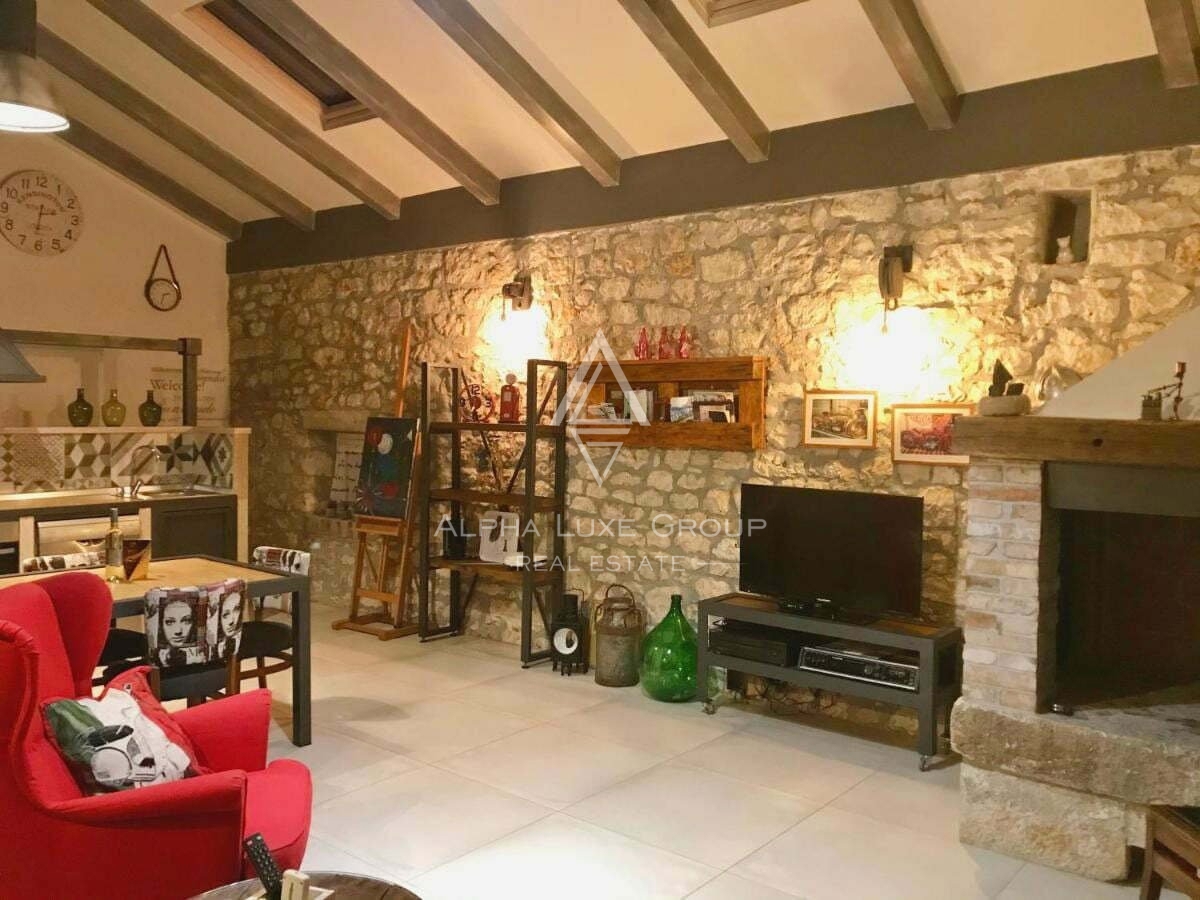 Istria, Poreč – Casa in pietra ristrutturata con piscina in vendita