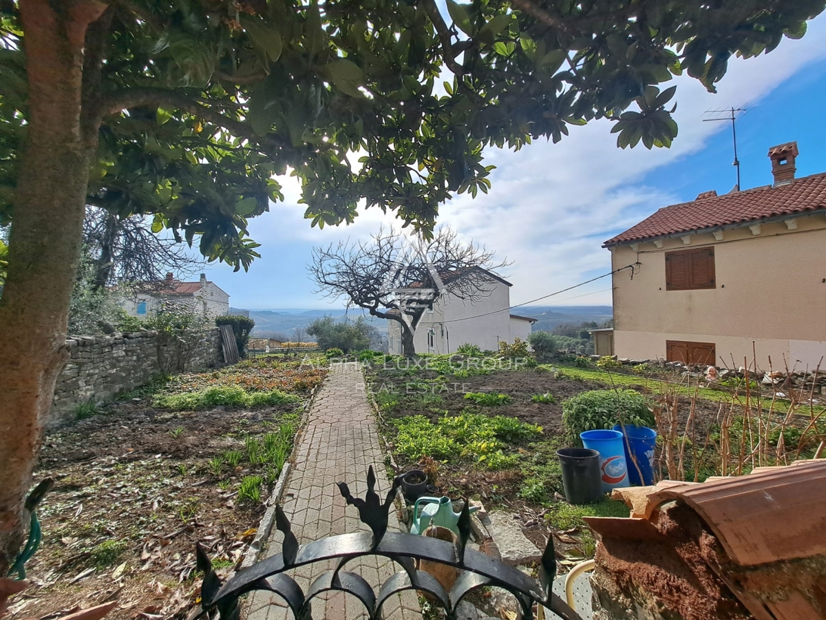Istria, Buje – casa mista con ristorante e terrazza