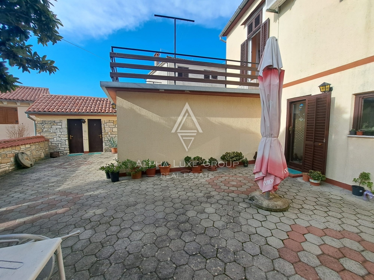 Istria, Buje – casa mista con ristorante e terrazza