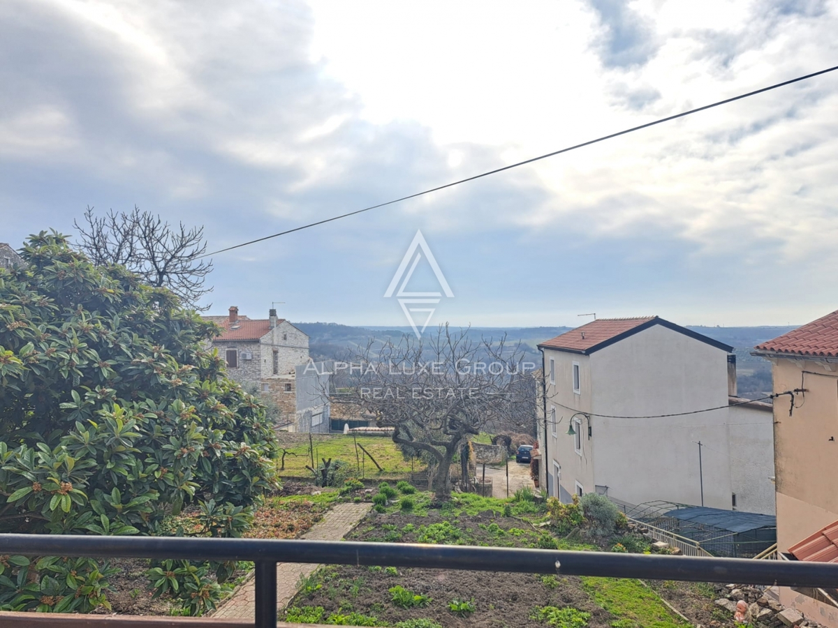 Istria, Buje – casa mista con ristorante e terrazza