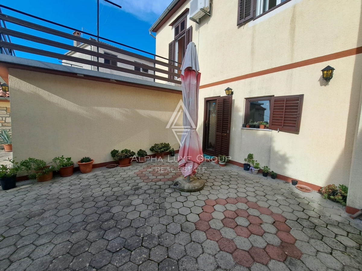 Istria, Buje – casa mista con ristorante e terrazza