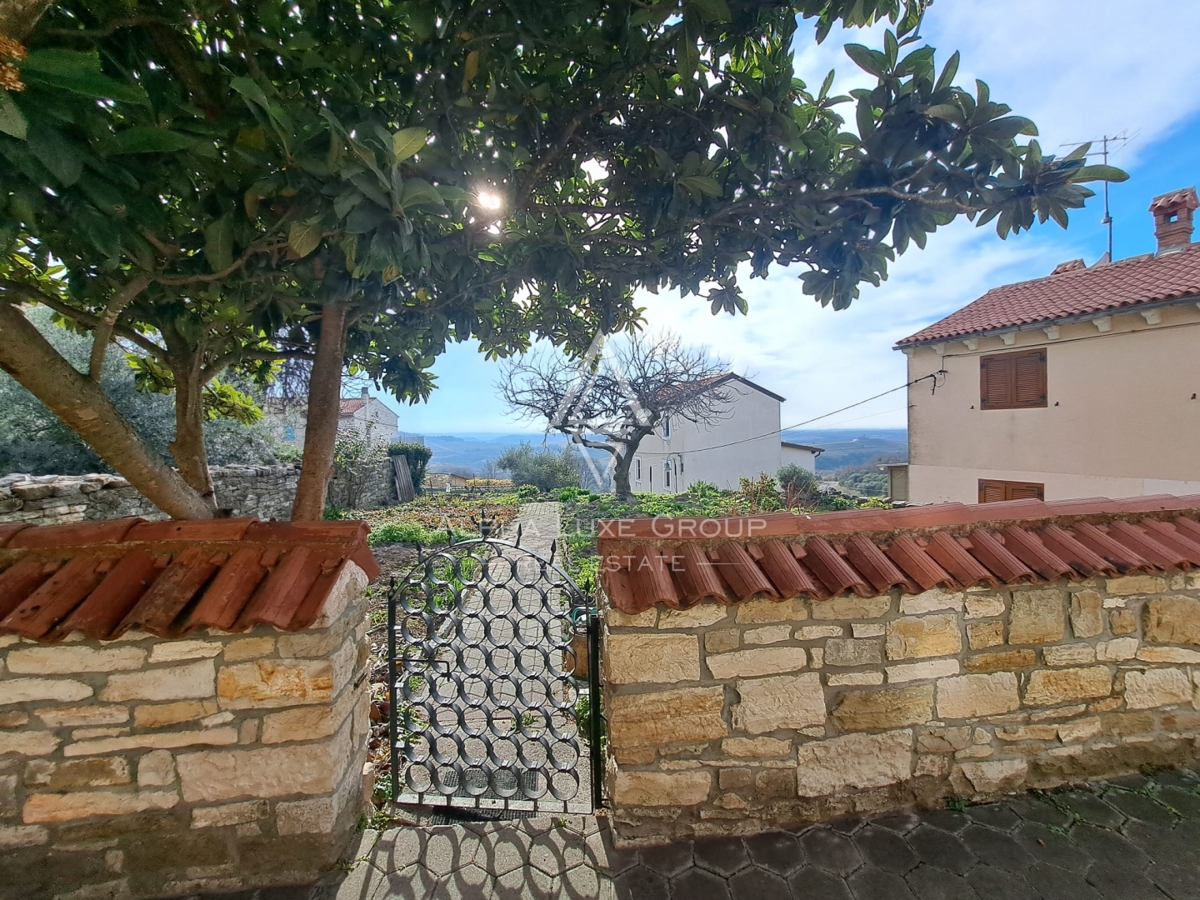 Istria, Buje – casa mista con ristorante e terrazza
