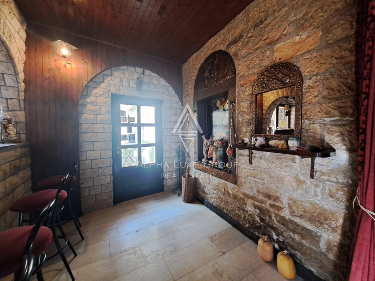Istria, Buje – casa mista con ristorante e terrazza