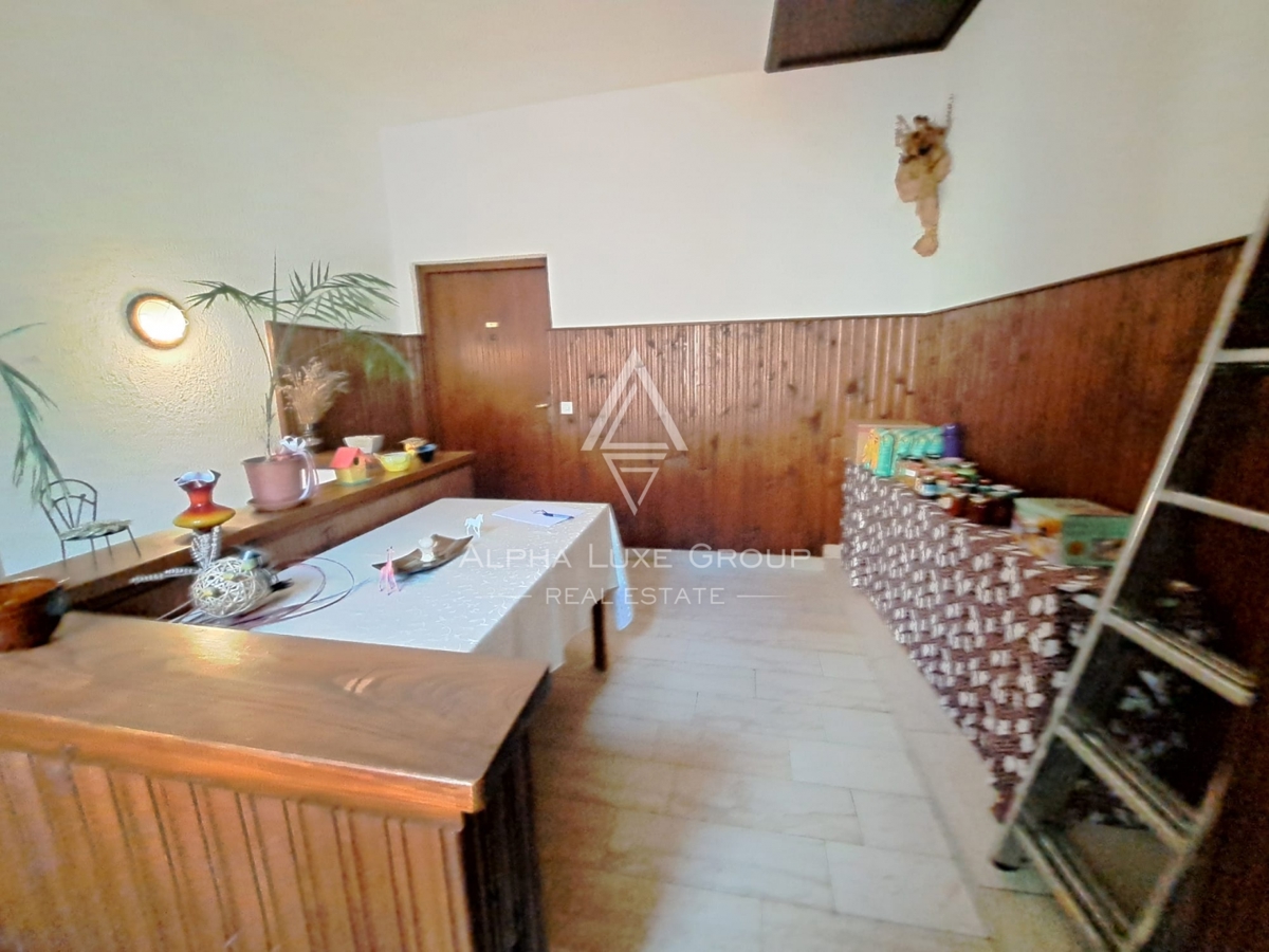 Istria, Buje – casa mista con ristorante e terrazza