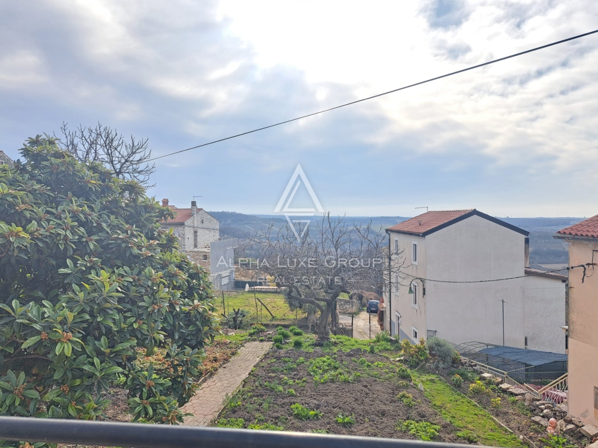 Istria, Buje – casa mista con ristorante e terrazza